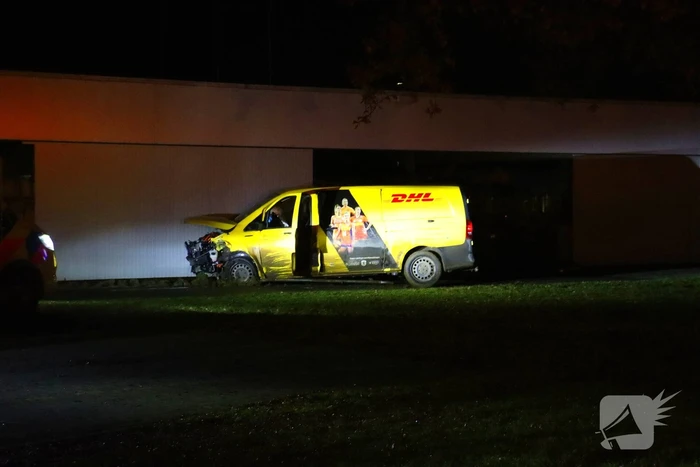 Bestelbus ramt bedrijfspand na aanrijding
