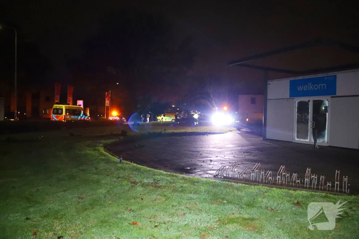 Bestelbus ramt bedrijfspand na aanrijding