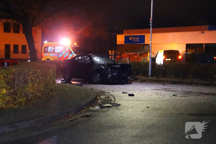 Bestelbus ramt bedrijfspand na aanrijding
