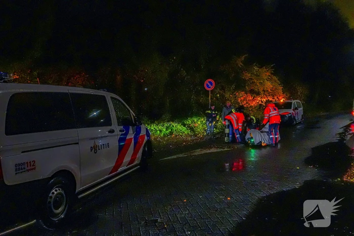 Scooterrijder gewond bij botsing tegen verkeerspaal
