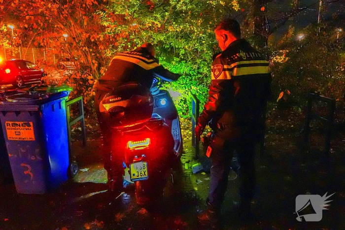 Scooterrijder gewond bij botsing tegen verkeerspaal