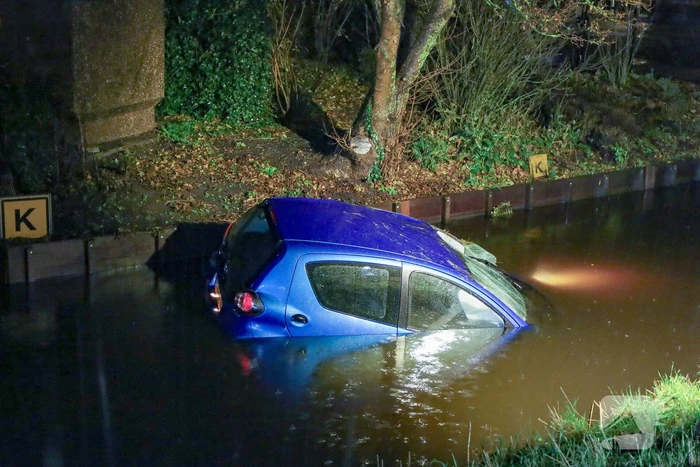 Automobilist raakt lantaarnpaal en belandt in sloot