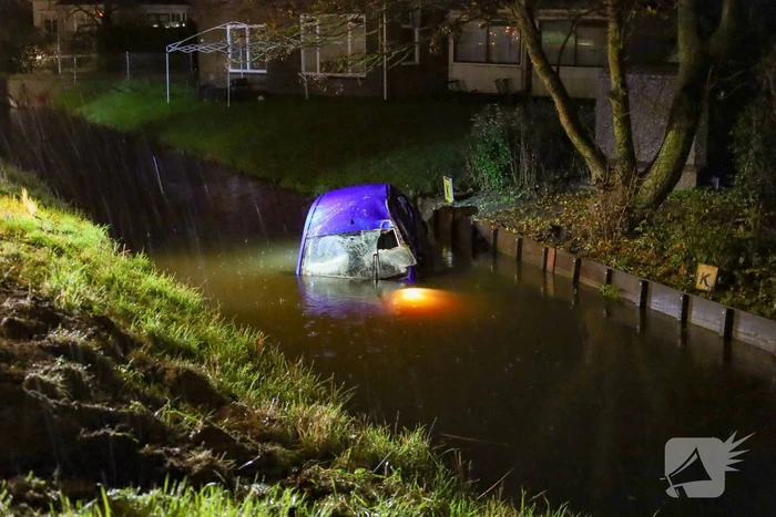 Automobilist raakt lantaarnpaal en belandt in sloot