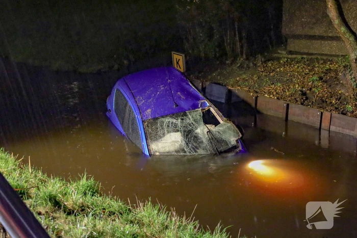 Automobilist raakt lantaarnpaal en belandt in sloot