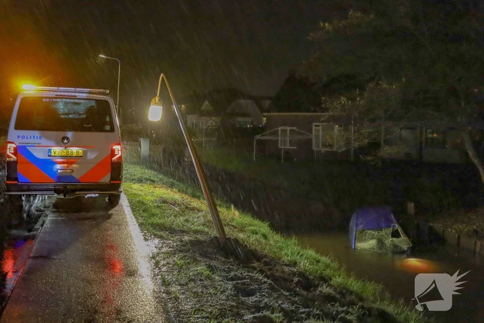 Automobilist raakt lantaarnpaal en belandt in sloot