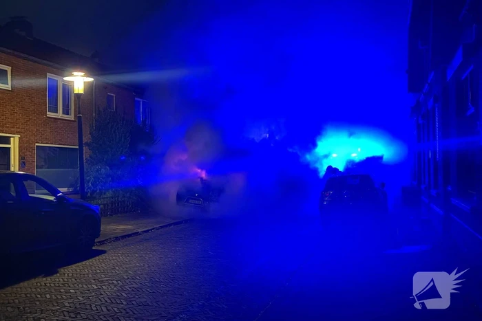 Straat vol rook door brand in bestelbus