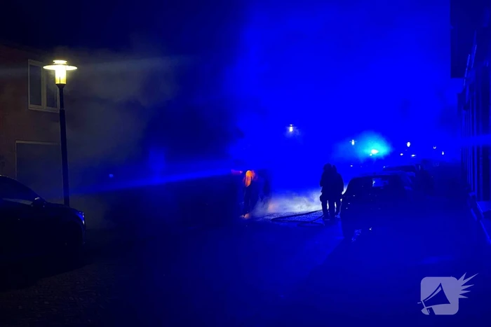 Straat vol rook door brand in bestelbus