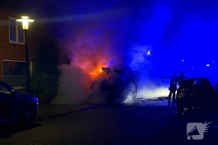 Straat vol rook door brand in bestelbus