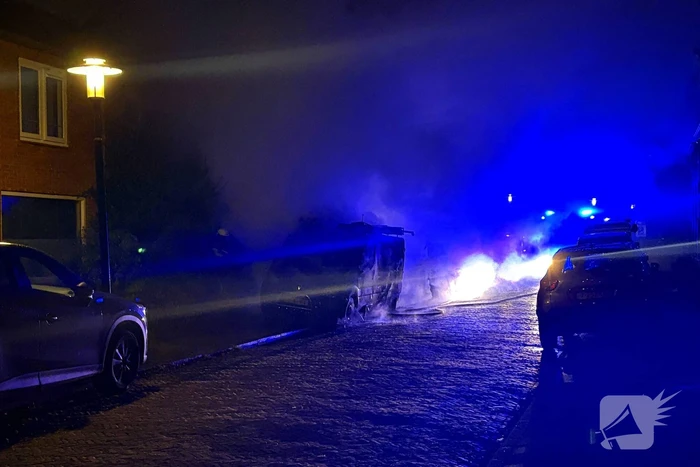 Straat vol rook door brand in bestelbus