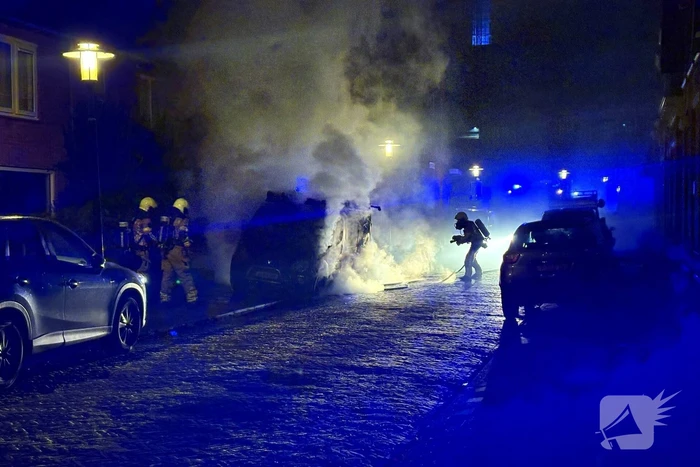 Straat vol rook door brand in bestelbus
