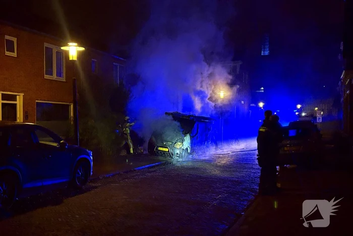 Straat vol rook door brand in bestelbus