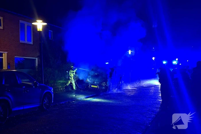 Straat vol rook door brand in bestelbus