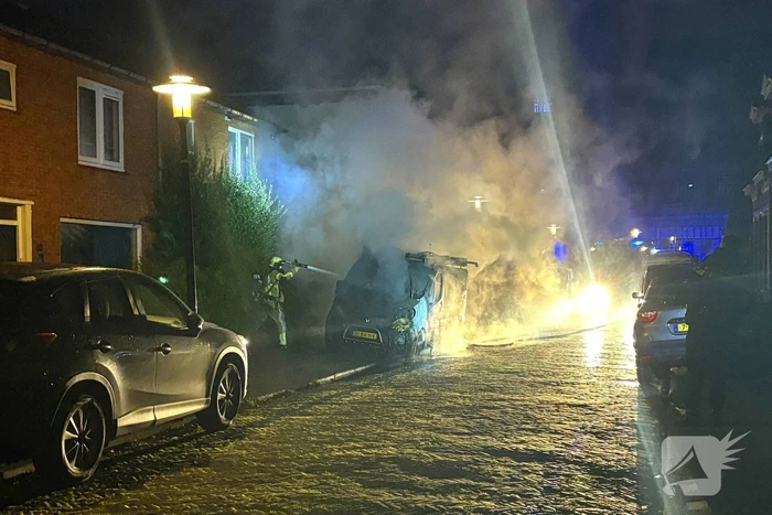 Straat vol rook door brand in bestelbus