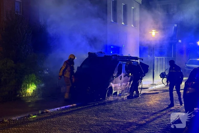 Straat vol rook door brand in bestelbus