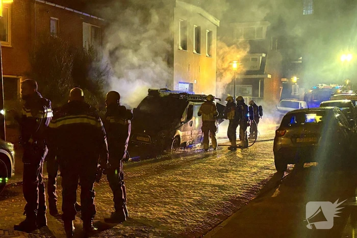 Straat vol rook door brand in bestelbus