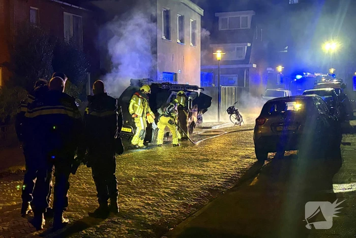 Straat vol rook door brand in bestelbus