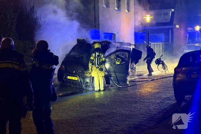 Straat vol rook door brand in bestelbus