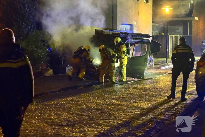 Straat vol rook door brand in bestelbus