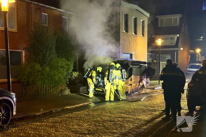 Straat vol rook door brand in bestelbus