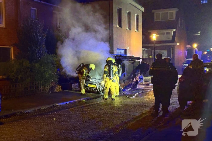 Straat vol rook door brand in bestelbus