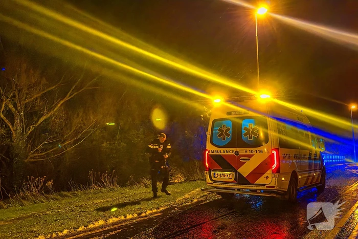 Taxi belandt naast viaduct na ongeval