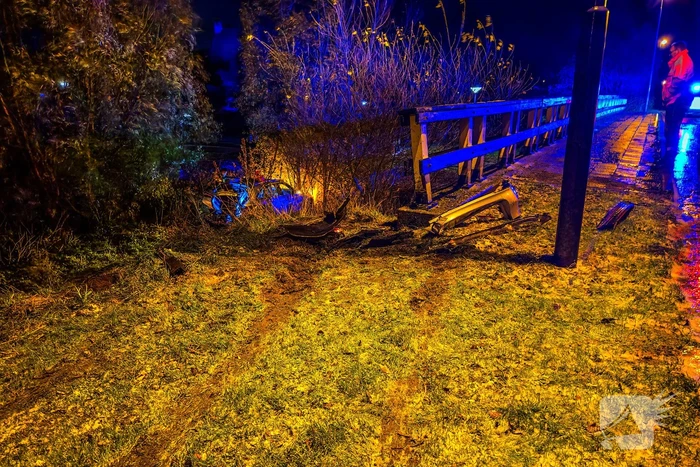 Taxi belandt naast viaduct na ongeval