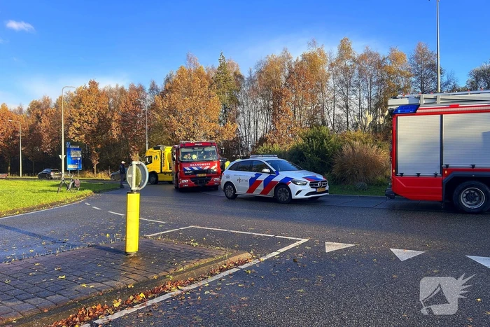 Gehandicaptenvoertuig belandt midden op rotonde