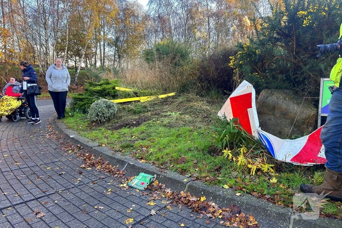 Gehandicaptenvoertuig belandt midden op rotonde