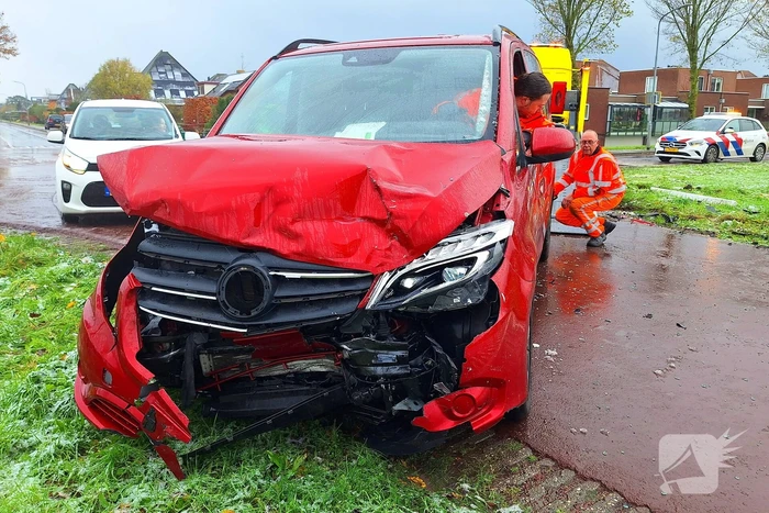 Bestelbus en personenauto botsen op kruising