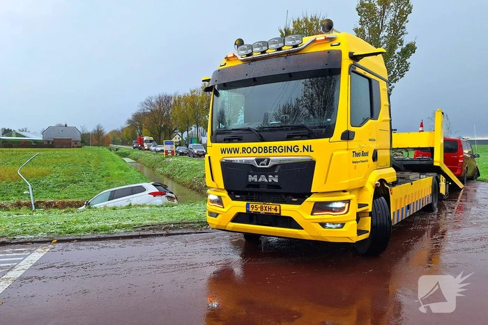 Bestelbus en personenauto botsen op kruising