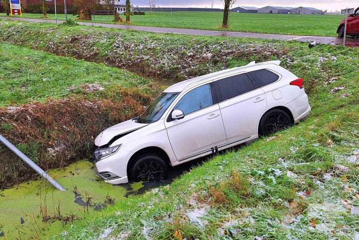 Bestelbus en personenauto botsen op kruising