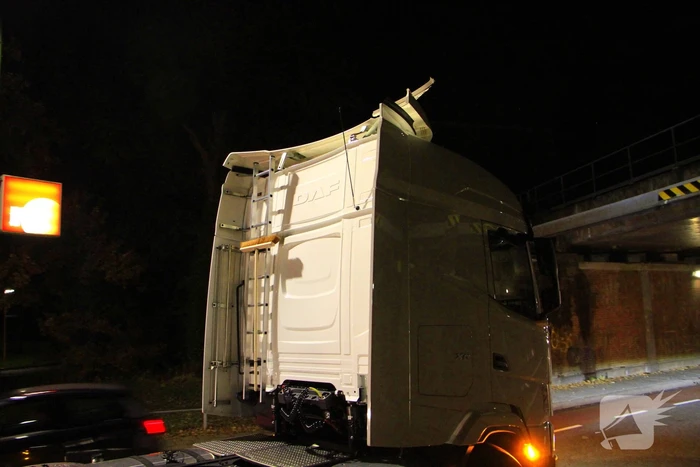 Vrachtwagen rijdt tegen spoorbrug