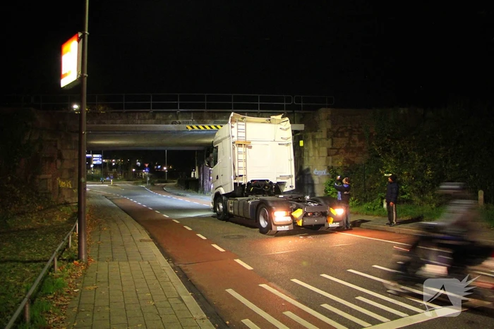 Vrachtwagen rijdt tegen spoorbrug