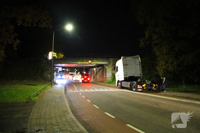 Vrachtwagen rijdt tegen spoorbrug