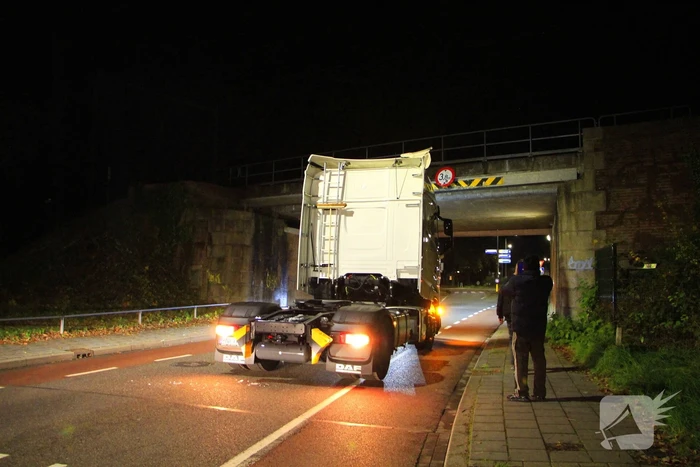 Vrachtwagen rijdt tegen spoorbrug