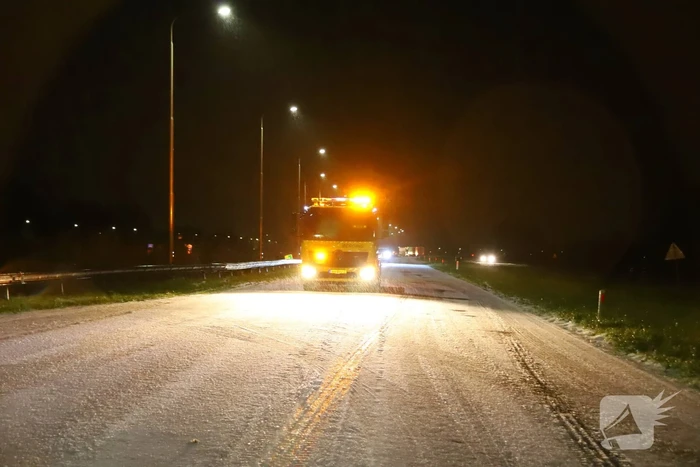 Snelweg afgesloten door gevaarlijke ijsplaten