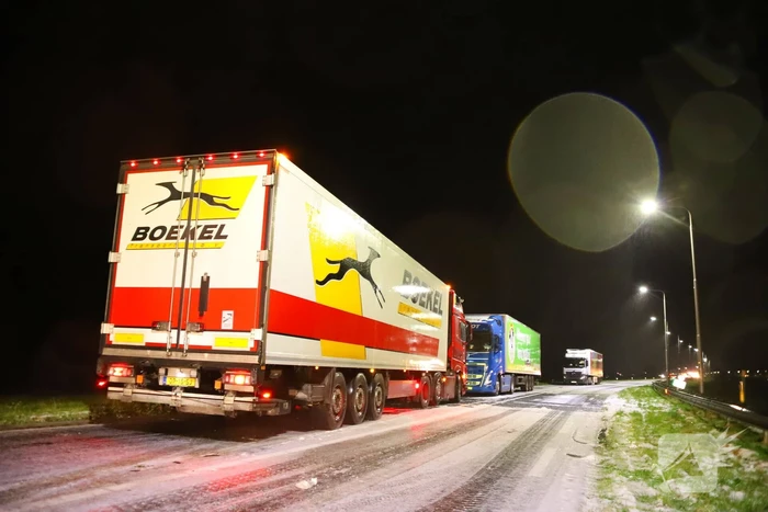 Snelweg afgesloten door gevaarlijke ijsplaten
