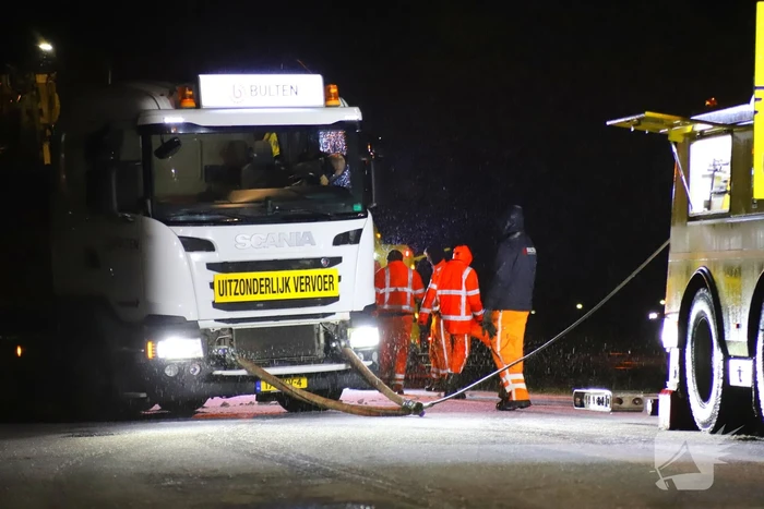 Snelweg afgesloten door gevaarlijke ijsplaten