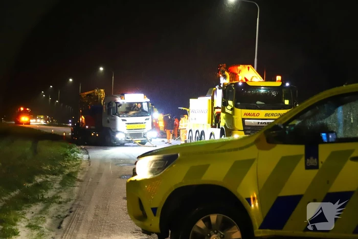 Snelweg afgesloten door gevaarlijke ijsplaten