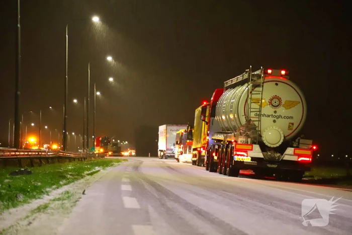 Snelweg afgesloten door gevaarlijke ijsplaten