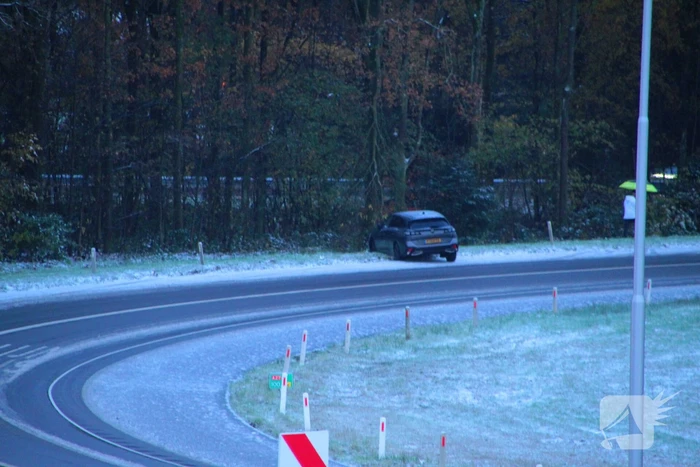 Automobilist vliegt uit de bocht