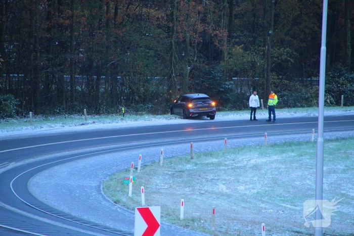Automobilist vliegt uit de bocht
