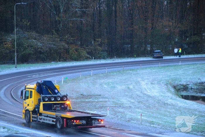 Automobilist vliegt uit de bocht