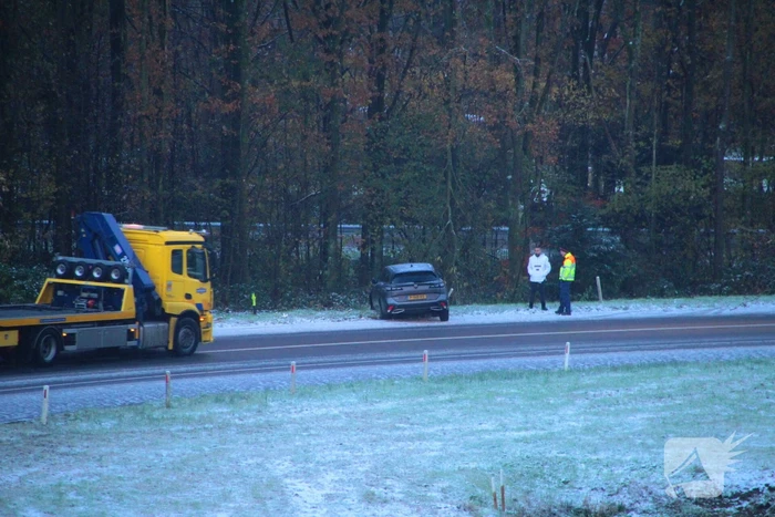 Automobilist vliegt uit de bocht