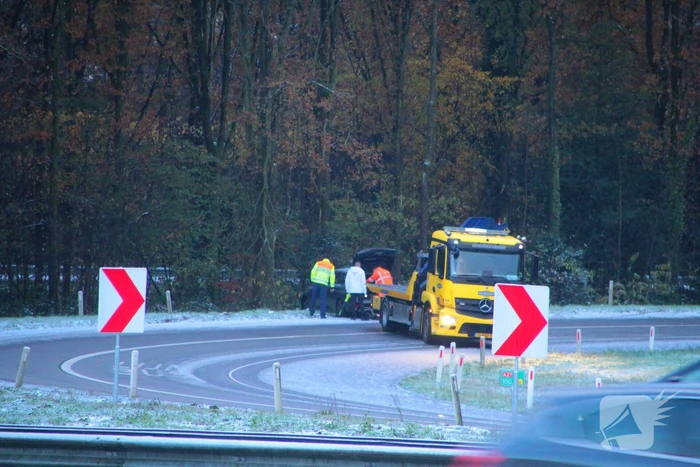 Automobilist vliegt uit de bocht