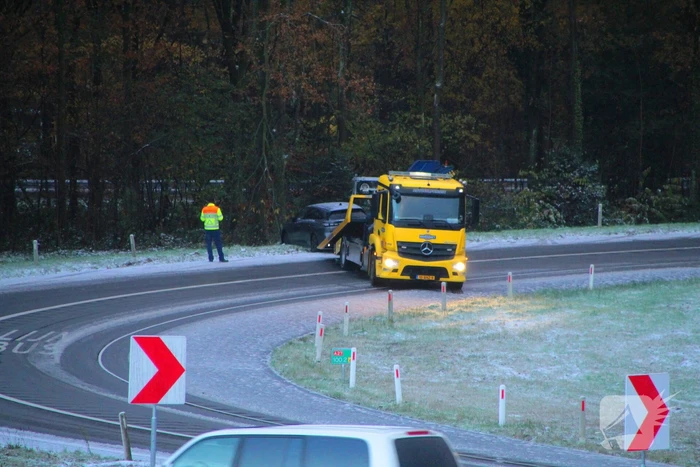 Automobilist vliegt uit de bocht
