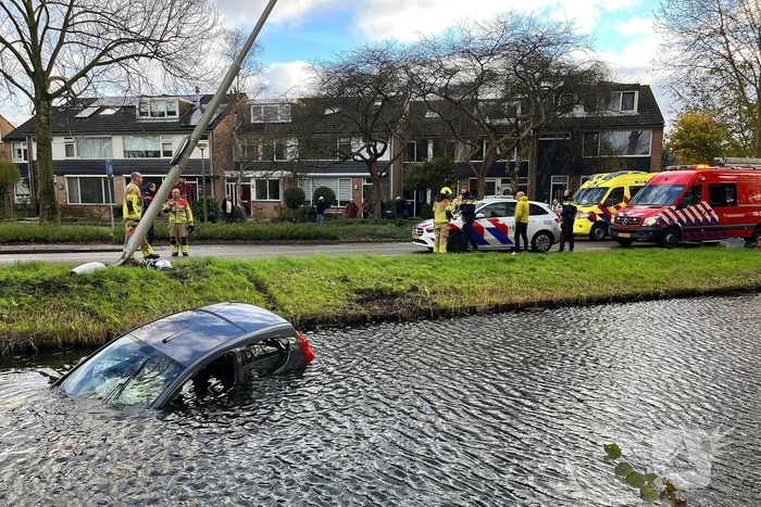 Automobilist verliest macht over stuur en belandt in water