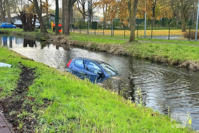 Automobilist verliest macht over stuur en belandt in water