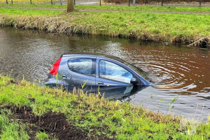 Automobilist verliest macht over stuur en belandt in water