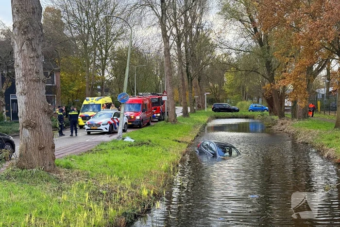 Automobilist verliest macht over stuur en belandt in water